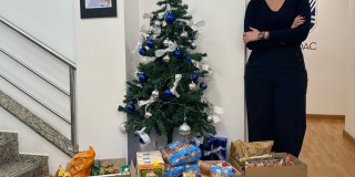 directora de la fundacion junto a los alimentos recogidos