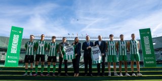 Fundación MEDAC y Fundación Real Betis presentando la camiseta de la colaboración junto al equipo