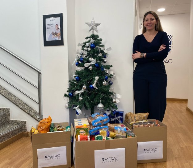 directora de la fundacion junto a los alimentos recogidos