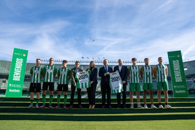 Fundación MEDAC y Fundación Real Betis presentando la camiseta de la colaboración junto al equipo
